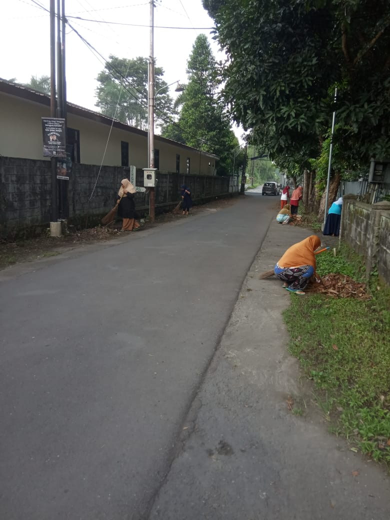 Kerja Bakti Ibu-Ibu RT 02 Pokoh
