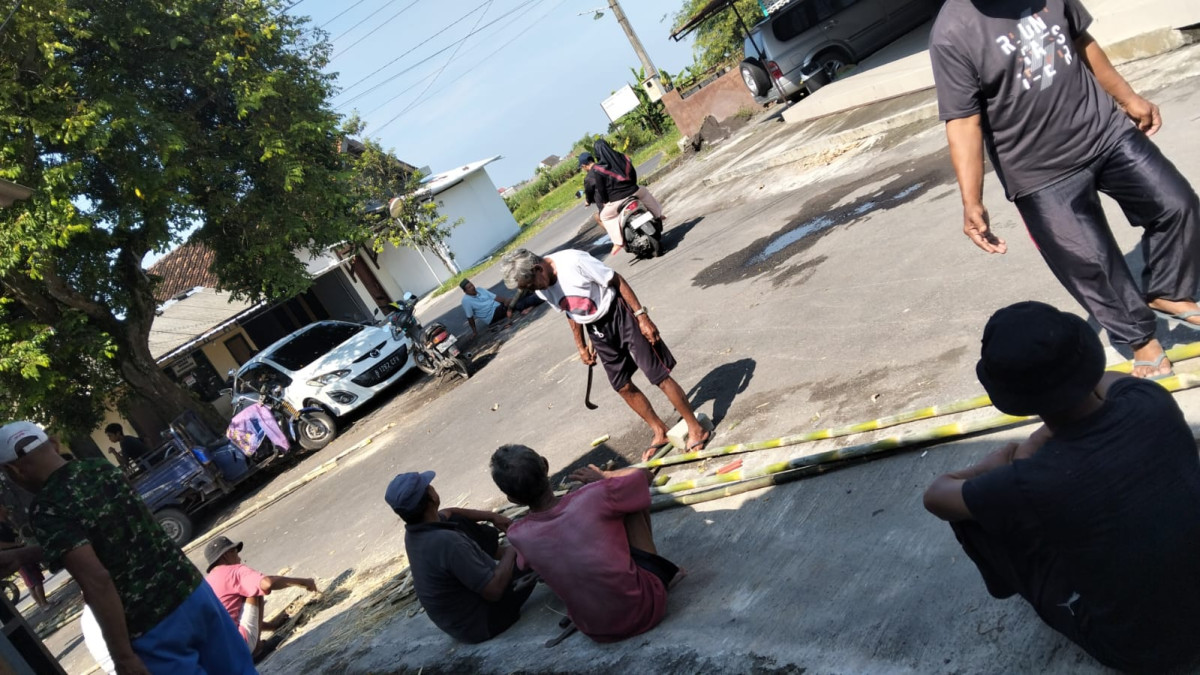 Kerja bakti pemasangan umbul umbul di wilayah RT 03 Padukuhan Bakungan