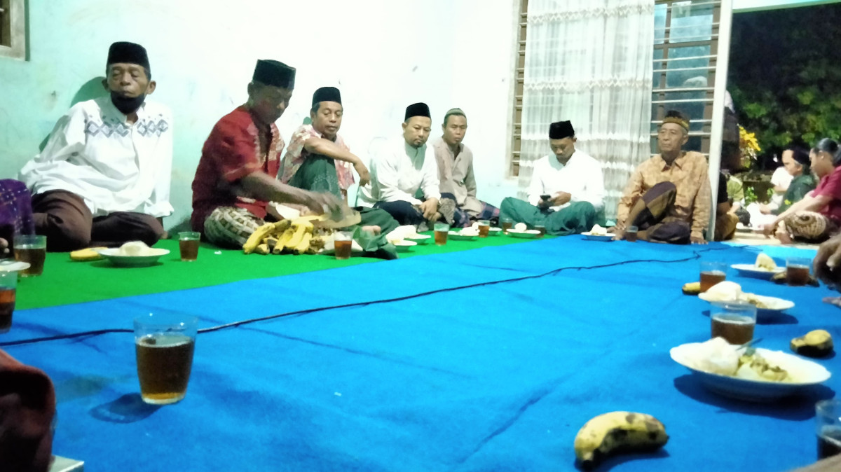 Tahlil warga Tonggalan