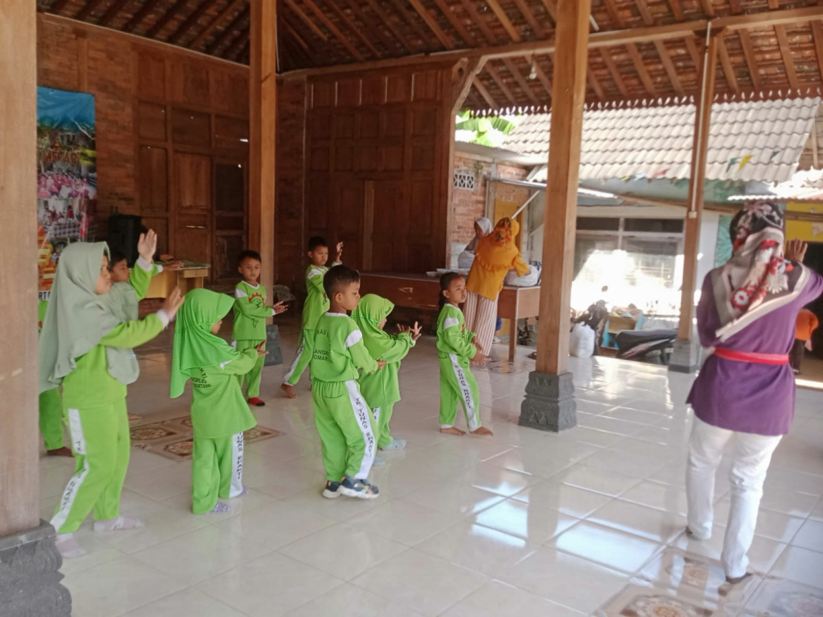 Menari TK Tunas Bhakti Malangrejo