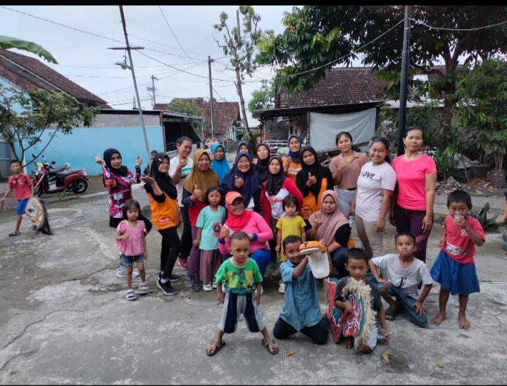 Ibu ibu rt 05 rutin senam