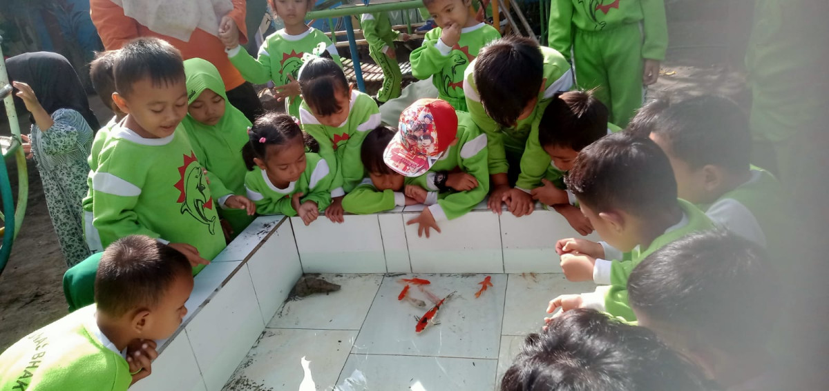 Pelepasan ikan dalam rangka hari pendidikan Nasional oleh Siswa TK Tunas Bakti Malangrejo