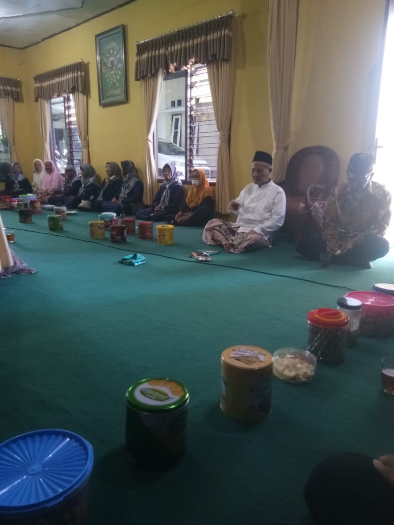 Jamaah mujahadah malam selasa padukuhan Tonggalan silaturahmi ke tempat Bp.KH Mas'ud Masduki