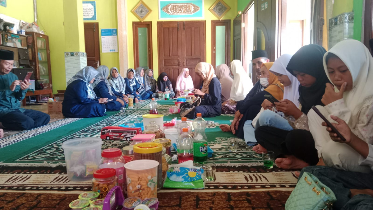 Jamaah malam selasa padukuhan tonggalan silaturahmi ke jediaman Bp KH Ahmad Suharmaji