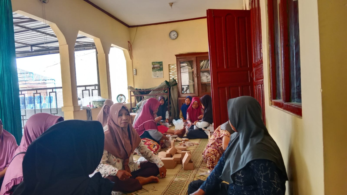 Kerja bakti ibu-ibu pkk menyiapkan snek syawalan padukuhan tonggalan