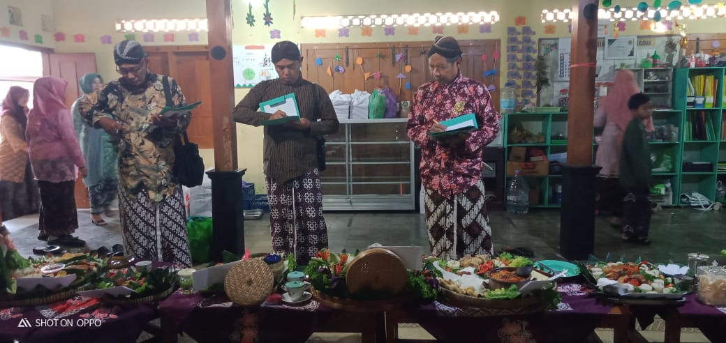 Lomba nasi liwet lansia Mukti Mulia Bakungan dalam rangka hari Kartini serta syawalan