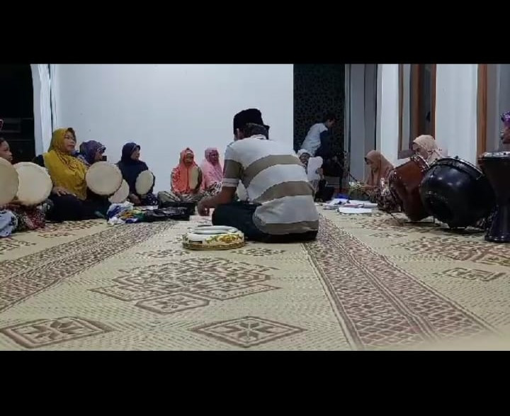 Pelatihan kesenian Hadroh ibu2 oleh masyarakat di Padukuhan Ceper
