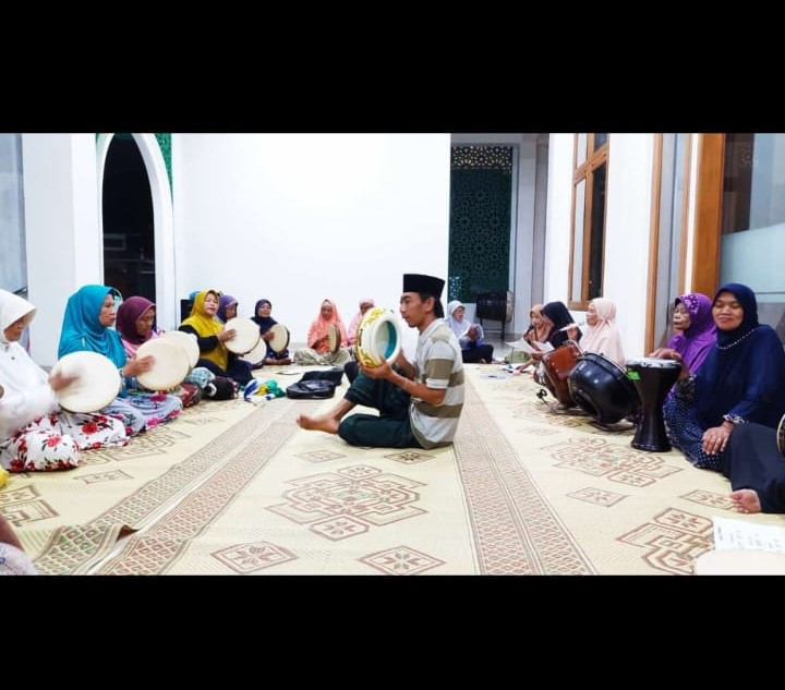 Pelatihan kesenian Hadroh ibu2 oleh masyarakat di Padukuhan Ceper