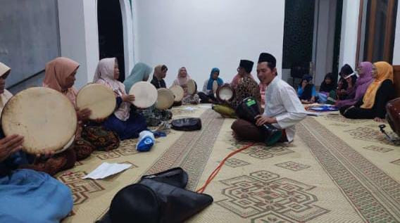 Pelatihan kesenian Hadroh ibu2 oleh masyarakat di Padukuhan Ceper