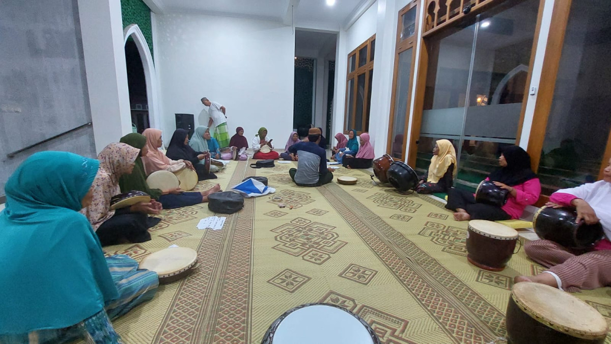 Pelatihan kesenian Hadroh ibu2 oleh masyarakat di Padukuhan Ceper