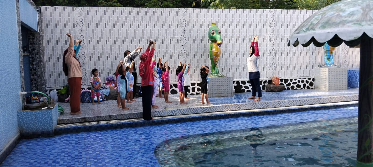 Kegiatan renang KB PKK Mutiara Hati Malangrejo