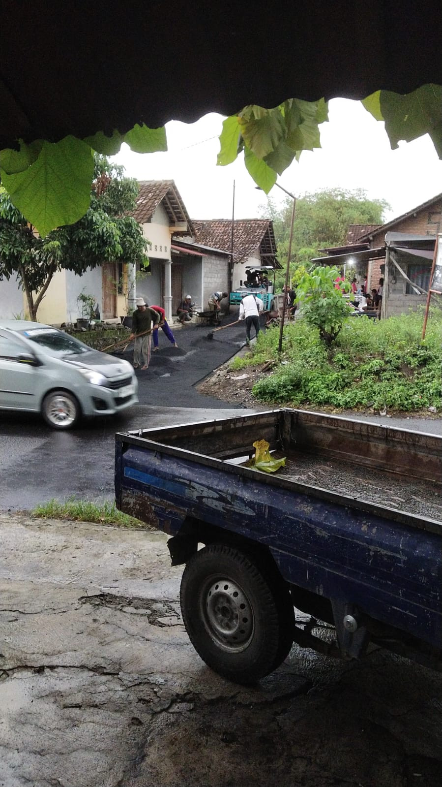 Pengaspalan jalan gang masuk rt o2/rw11 saren