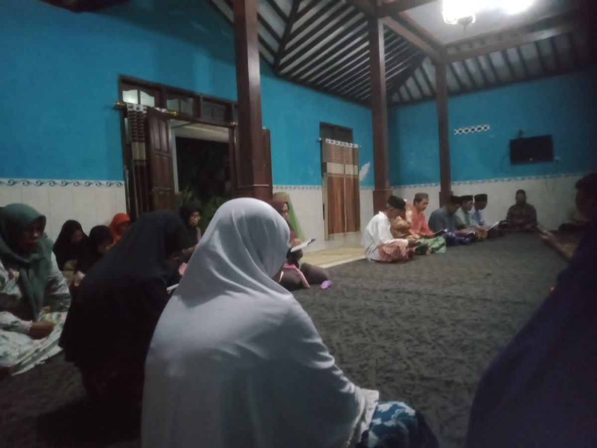 Yasinan rutin malam jumat warga gedongan lor