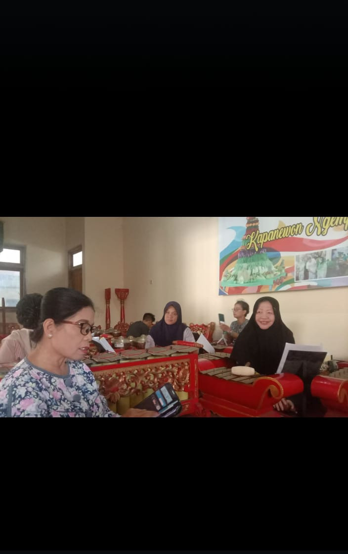 Latihan rutin gamelan karawitan oleh warga krajan