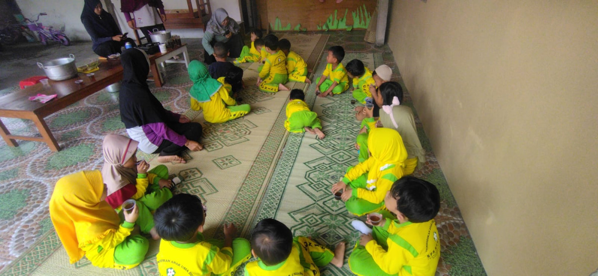 Anak anak mencicipi minuman yang sudah dibuat merekan dengan hati gembira ada yg bilang pedas,manis, enak bunda