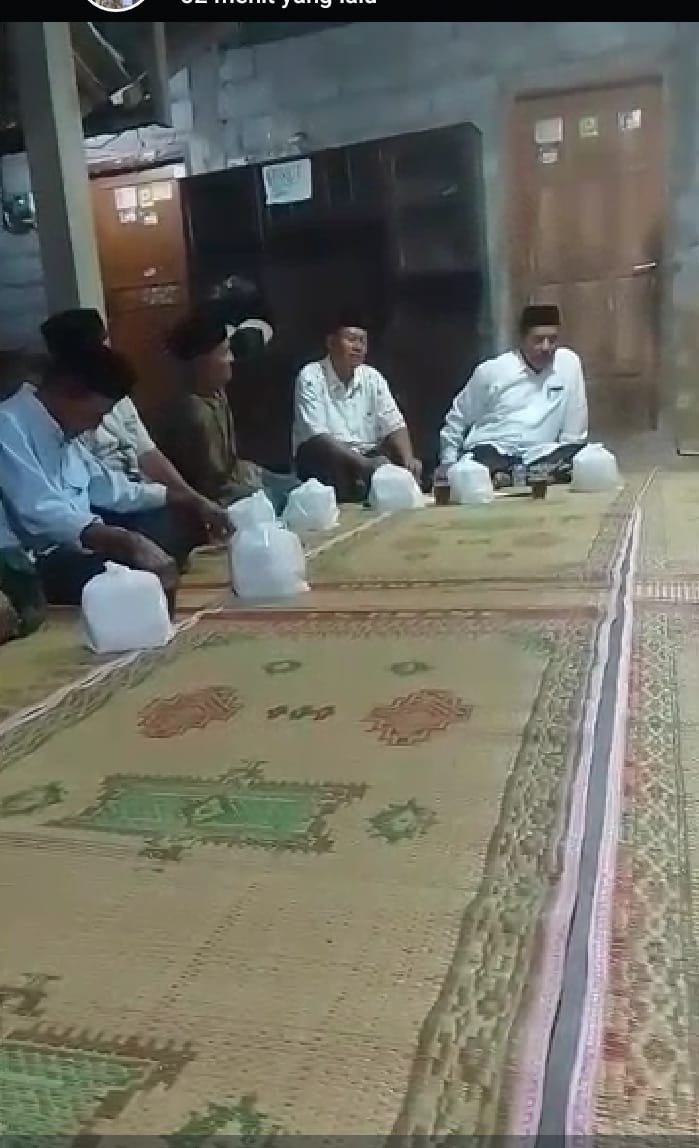 Doa bersama utk alm nyai Mangun oleh warga krajan