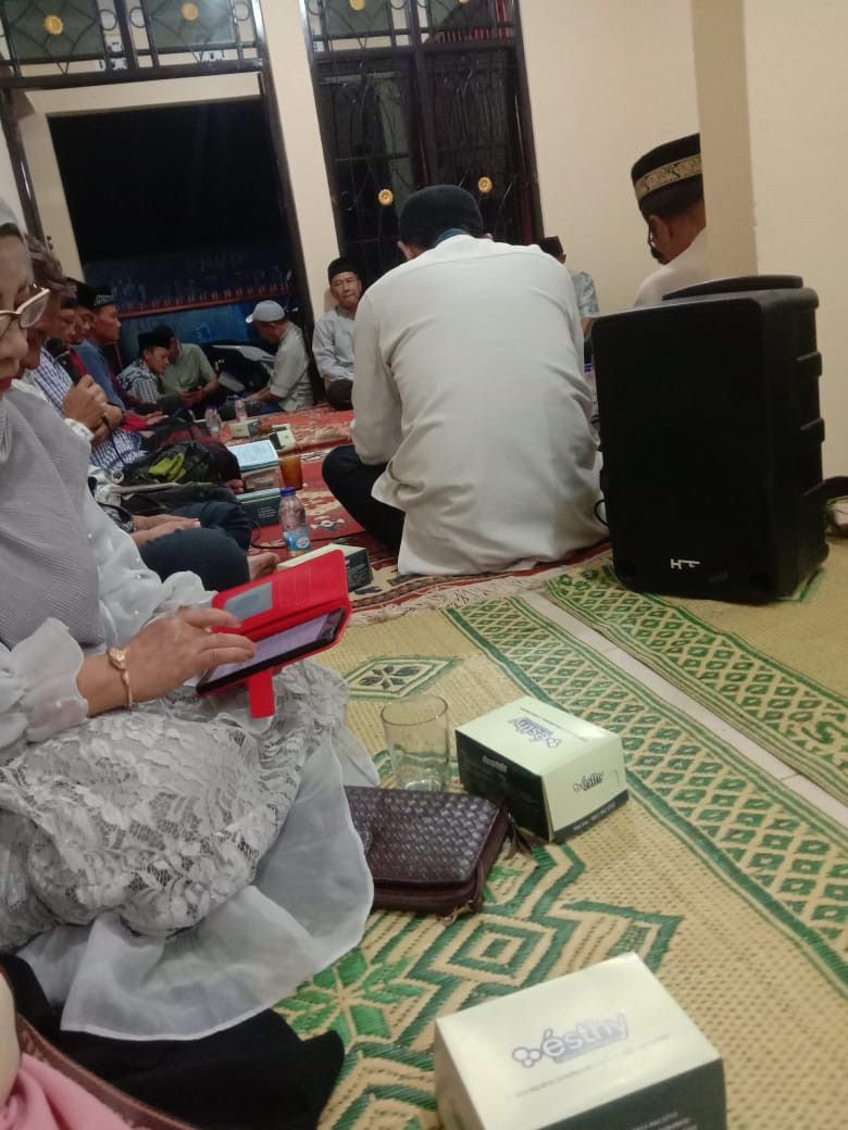 Doa bersama dalam rangka tasyakuran Rumah Baru oleh warga krajan