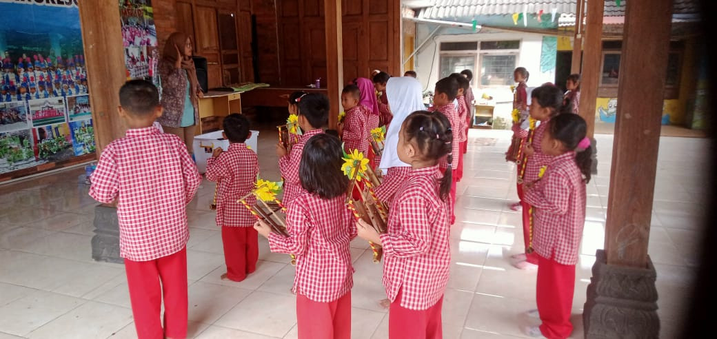 Latihan angklung TK TUNAS BHAKTI Malangrejo