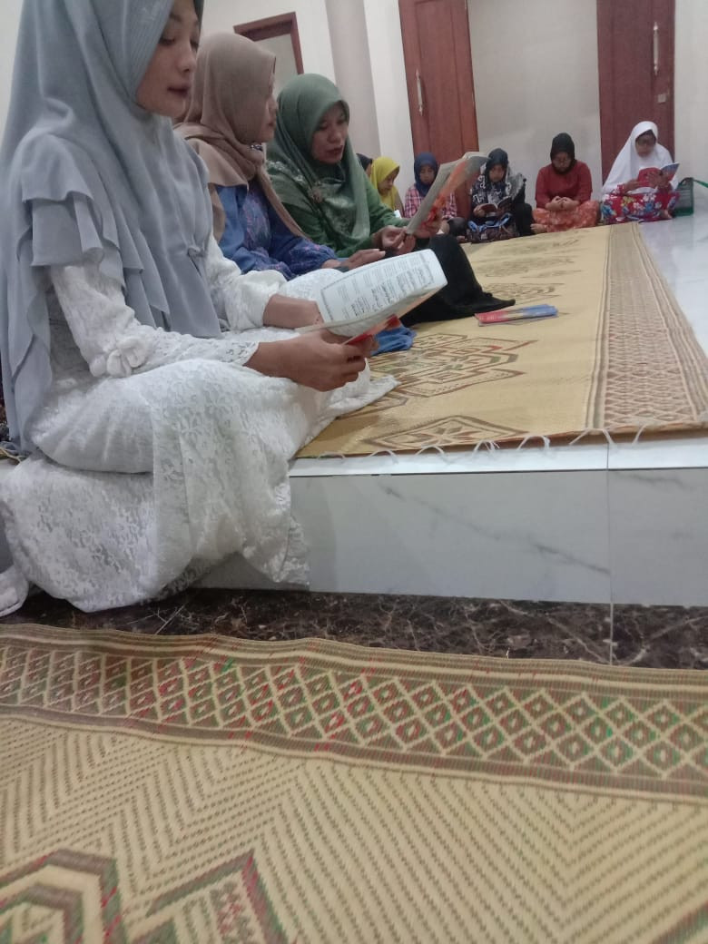 Pengajian rutin malam jumat ibu2 warga krajan