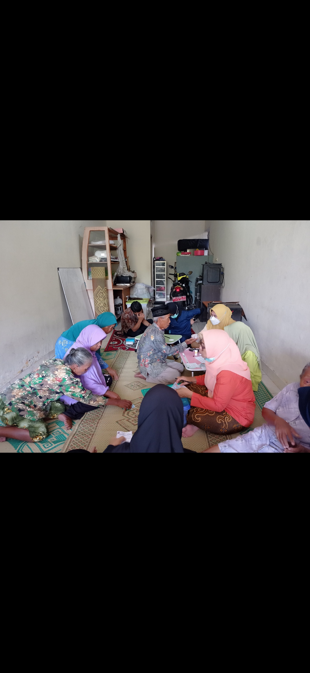 Skrining kesehatan lansia yang dilakukan oleh tenaga kesehatan dari puskesmas Ngemplak 2 di posyandu babadan