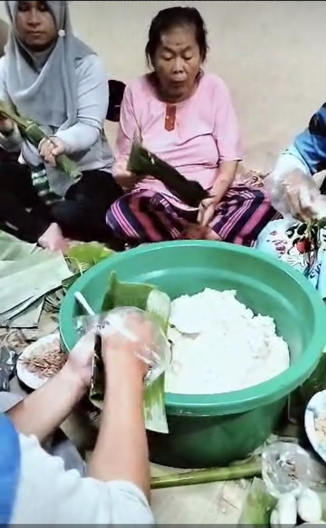 Kegiatan rewang manten (buat lemper) dll di gebang jetis wedomartani
