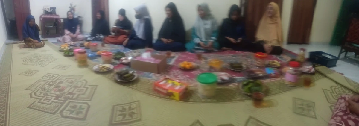 Kunjungan kelompok ibu ibu  pengajian malam Jumat kepada calon haji  di padukuhan Bakungan