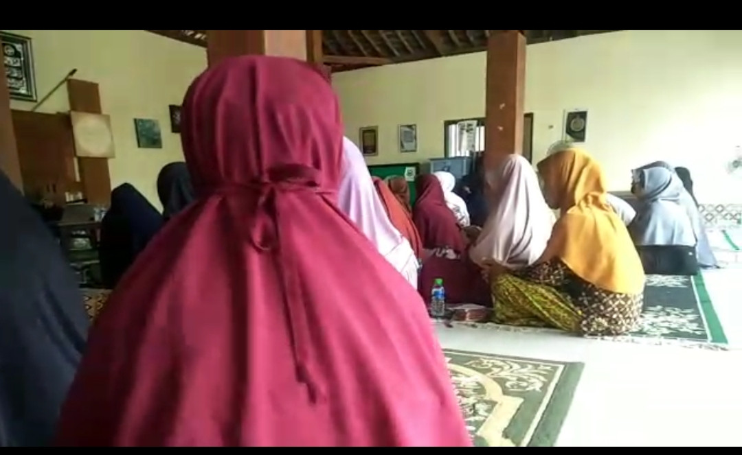 Kegiatan rutinan ibu ibu warga RT 06 tiap hari Sabtu pagi untuk tahsin bersama di gebang jetis wedomartani