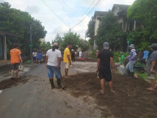 Kegiatan kerja bakti dusun Sanggrahan