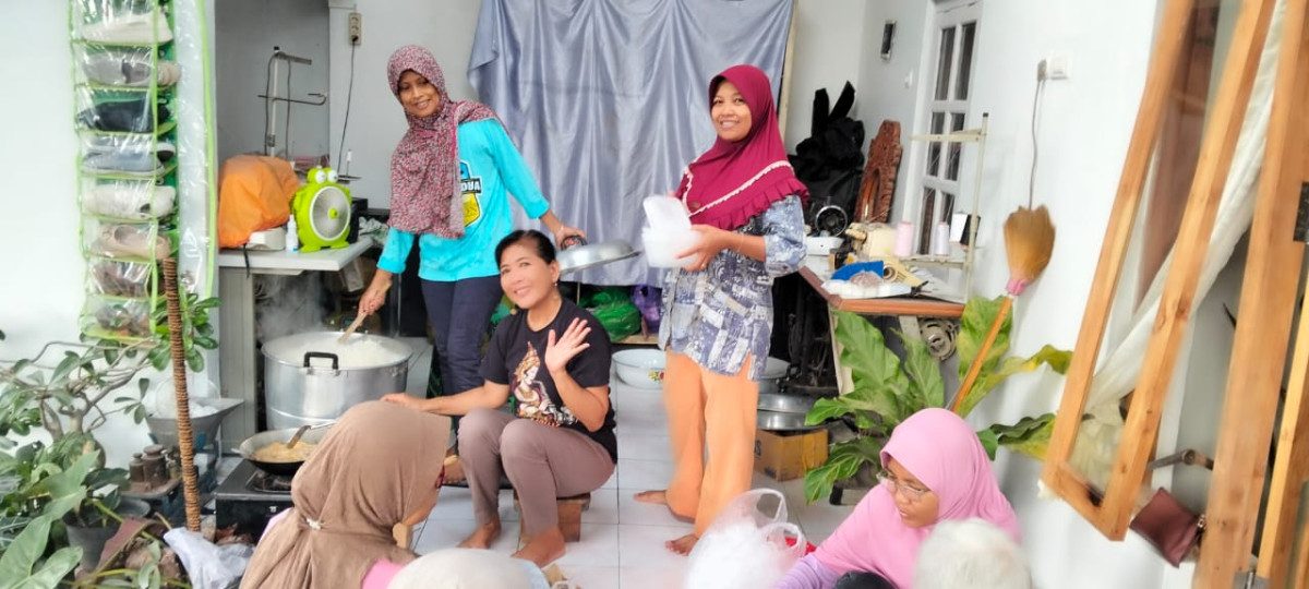 Tugas masak didapur lokal PMT oleh ibu-ibu RT 07/RW 32 Padukuhan Karangsari