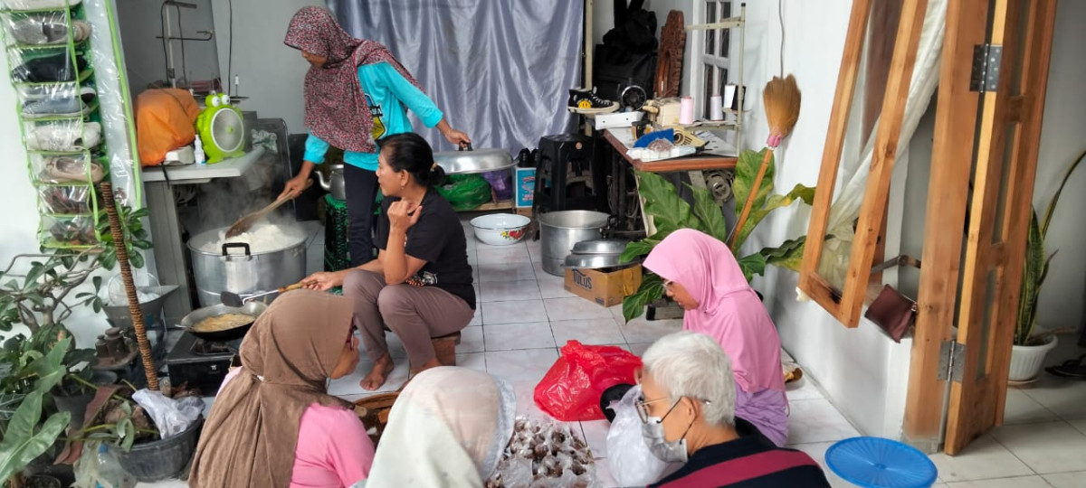 Tugas masak didapur lokal PMT oleh ibu-ibu RT 07/RW 32 Padukuhan Karangsari