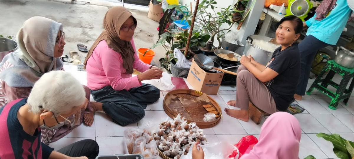 Tugas masak didapur lokal PMT oleh ibu-ibu RT 07/RW 32 Padukuhan Karangsari