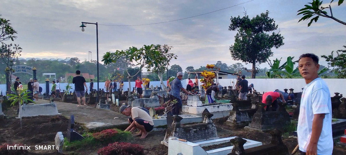 Kegiatan bersih makam (besok) di makam gebang jetis wedomartanii