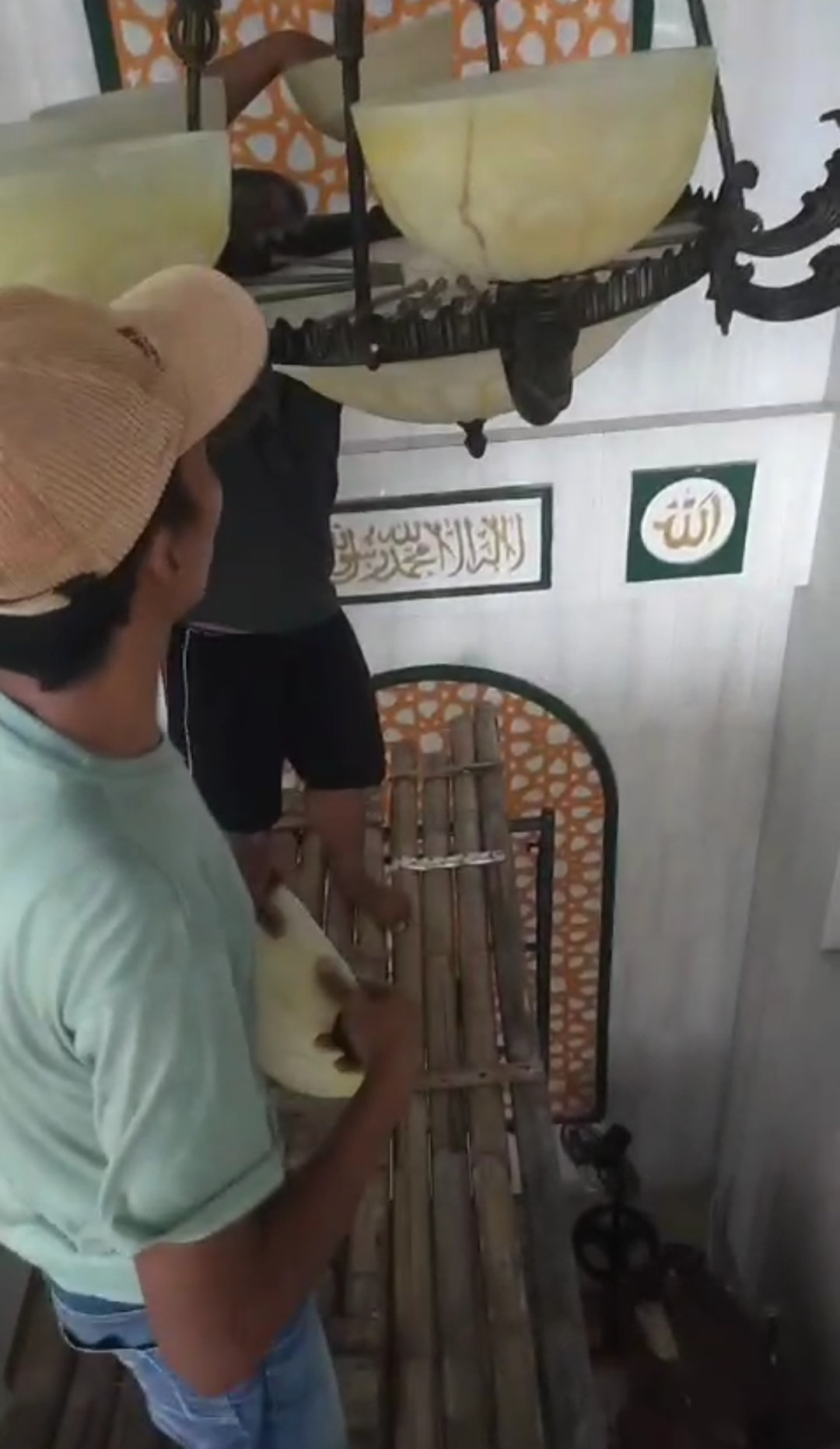 Kegiatan pemasangan lampu hias di masjid Nurul Faalah gebang jetis wedomartani