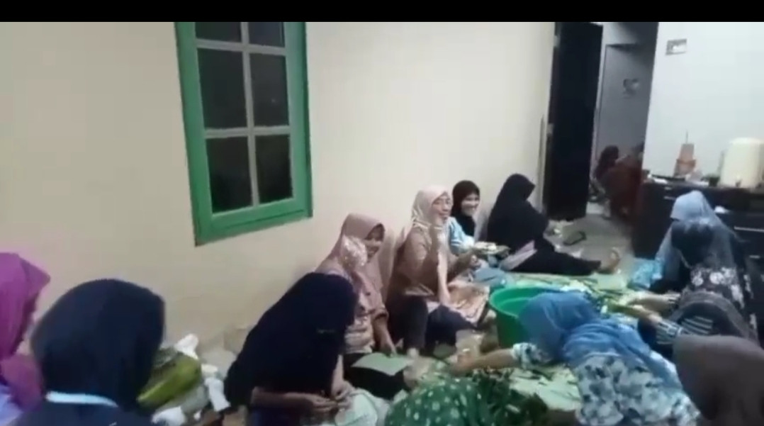 Kegiatan rewang warga RT 05 acara 1000 hari ALM  BPK Suwarno utomo di gebang jetis wedomartani