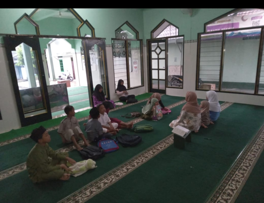 Kegiatan anak anak TPA di masjid Baitul makmur gebang jetis wedomartani