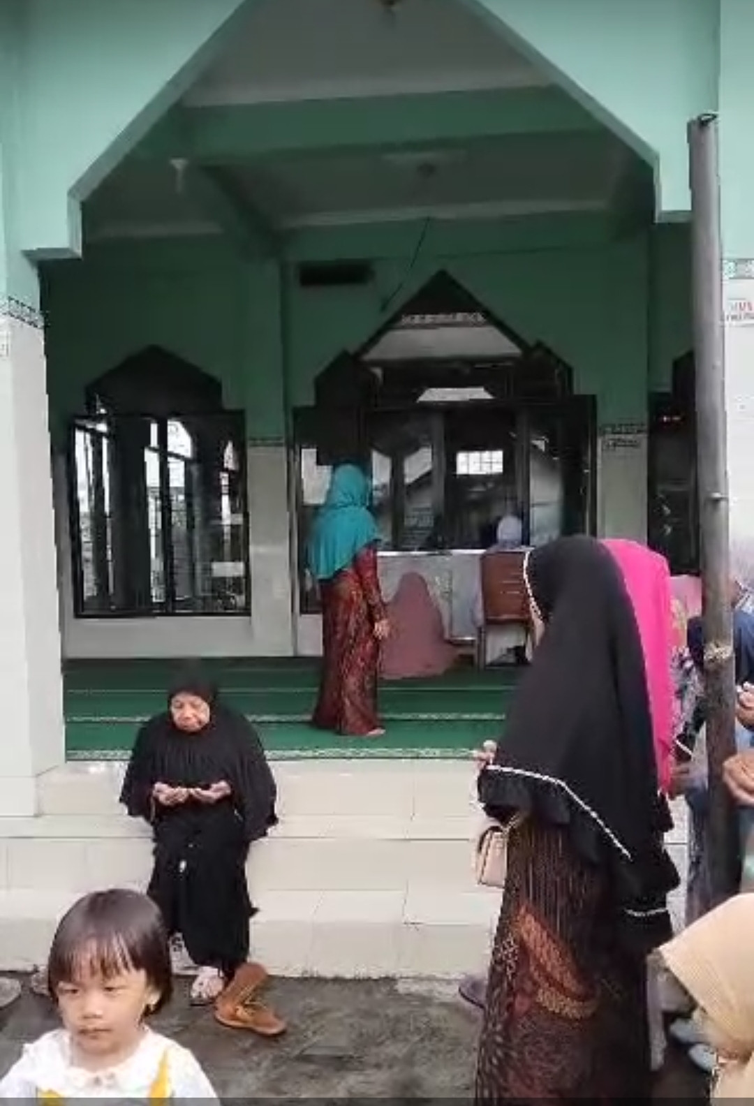 Kegiatan walimatul safar ibu marmanah atau khormat haji di gebang jetis wedomartani