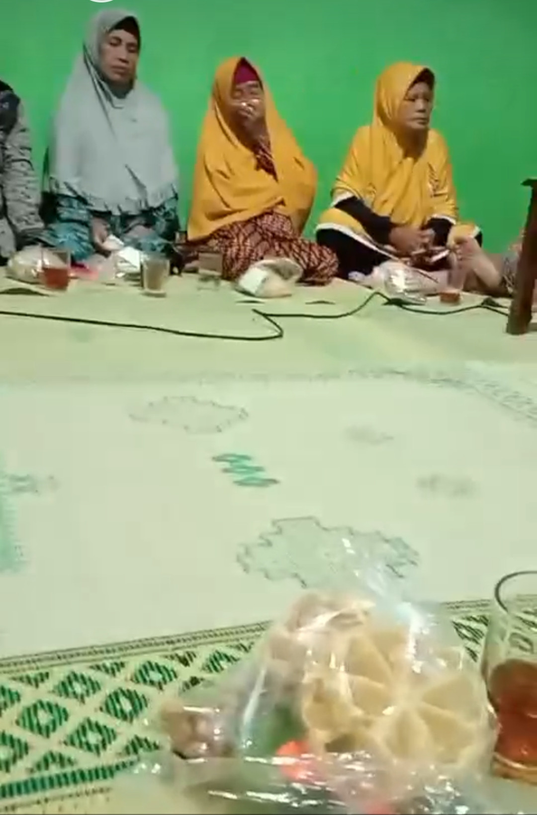 Kegiatan rutinan pengajian malam kamis oleh ibu ibu warga gebang di rumah ibu sumiyem Jetis wedomartani