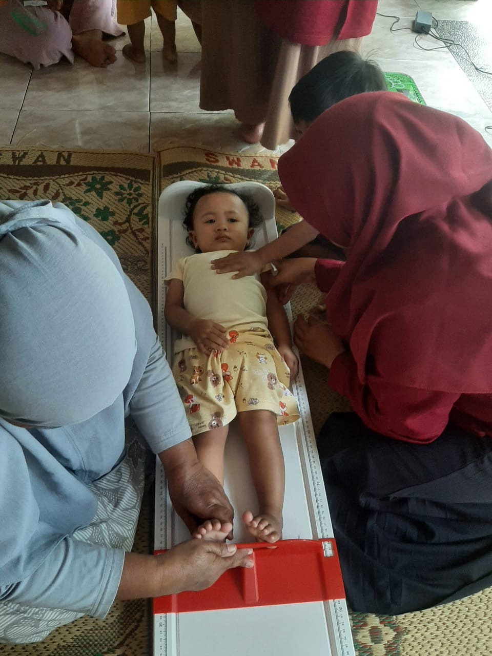 Pengukuran PB dj posyandu Tonggalan oleh kader