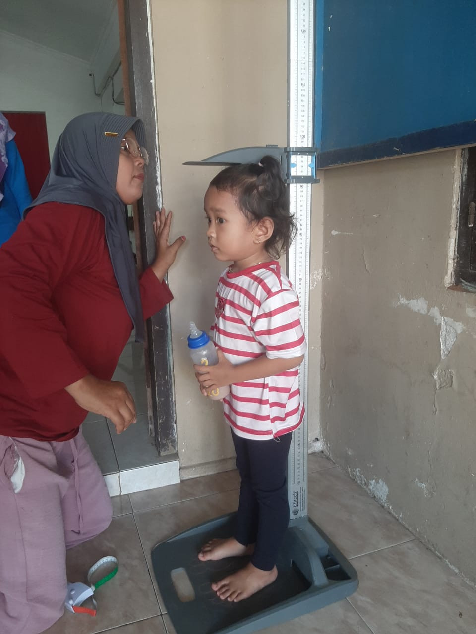 Pengukuran TB di Posyandu Tonggalan