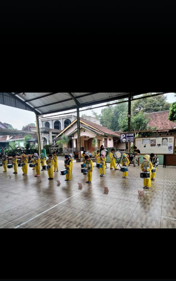 Latihan rutin drumband oleh anak2 TK ABA Krajan