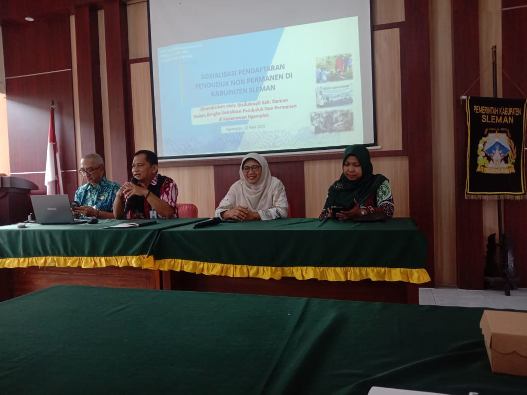 Sosialisasi pendaftaran penduduk non permanen yg d hadiri oleh kader krajan