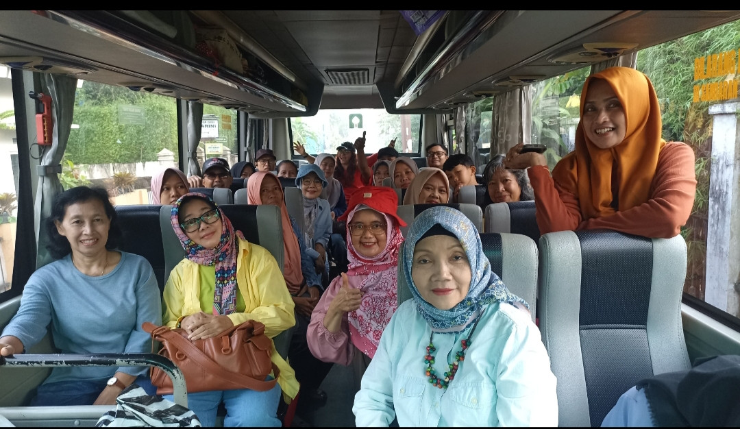 Kegiatan piknik ibu ibu PKK lintas kawasan Jetis wedomartani