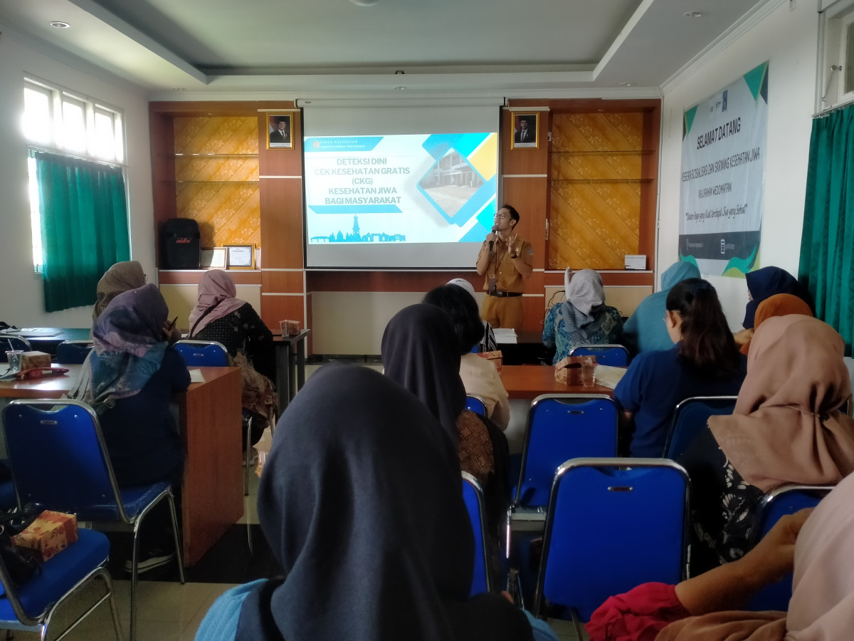 Kader karanganyar mengikuti sosialisasi kesehatan jiwa