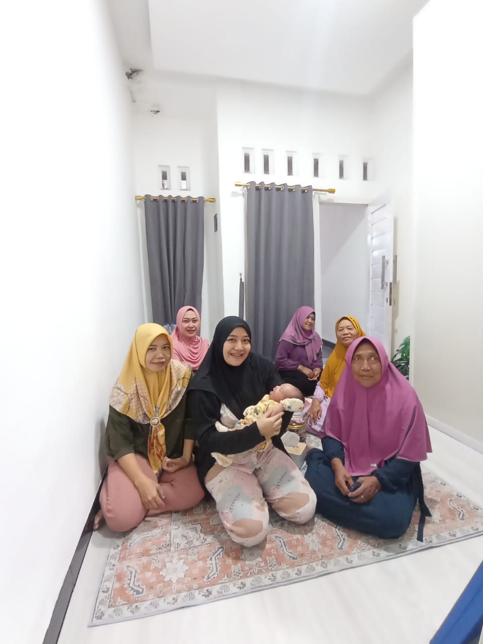 Rukun sosial menjenguk bayi yang baru lahir, oleh ibu2 rt 5 rt 35 di rumah ibu nurjanah rt 6 Di padukuhan Malangrejo