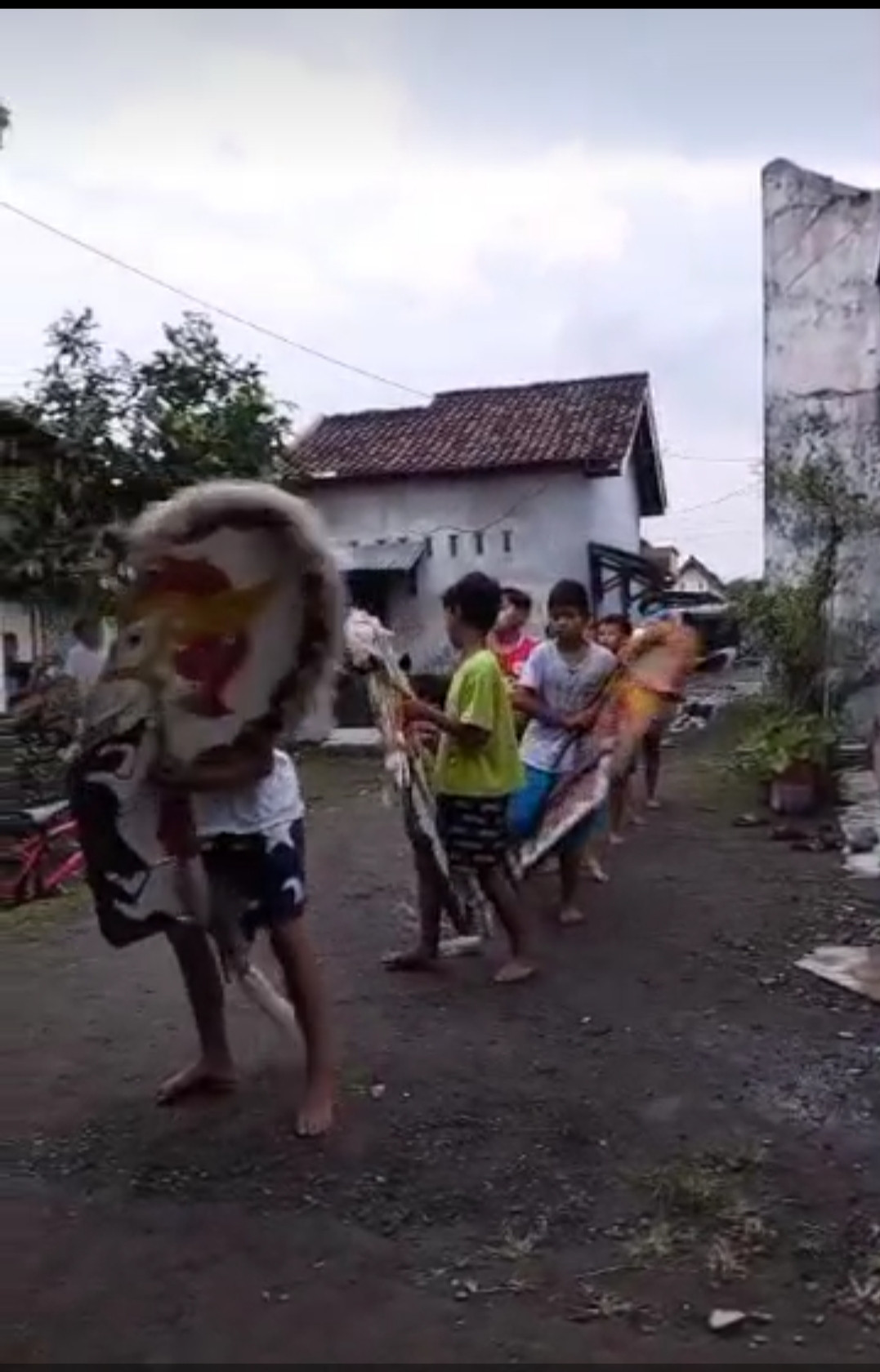 Kegiatan latihan kesenian Jathilan oleh anak anak SD di dusun gebang jetis wedomartani.