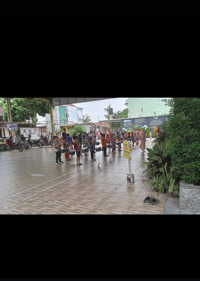 Latihan drumband oleh Anak2 TK ABA Krajan