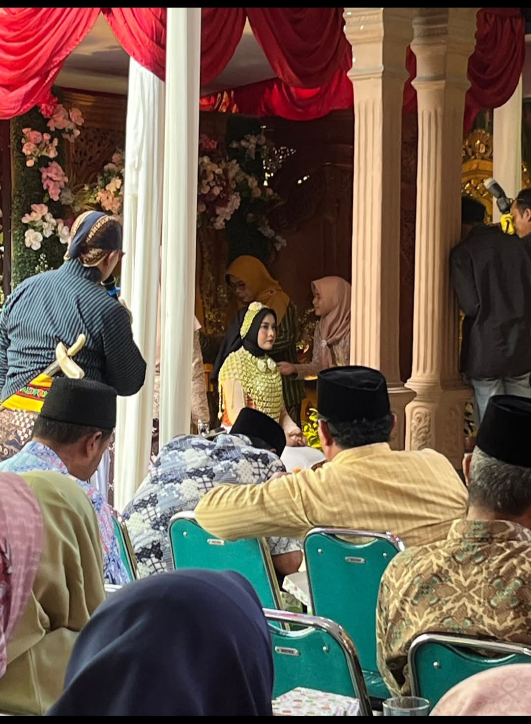 Kegiatan siraman manten putra bapak Kadus Wagiman di jetis wedomartani