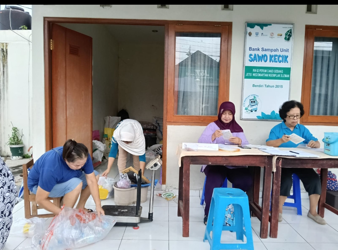 Kegiatan bank sampah sawo Kecik yang diselenggarakan setiap 2 minggu sekali di perumahan candi gebang permai Jetis wedomartani
