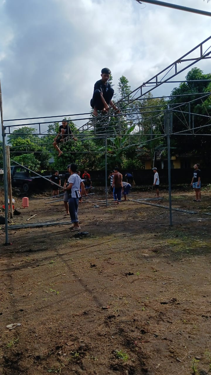 Gotong royong persiapan idul adha warga gedongan lor