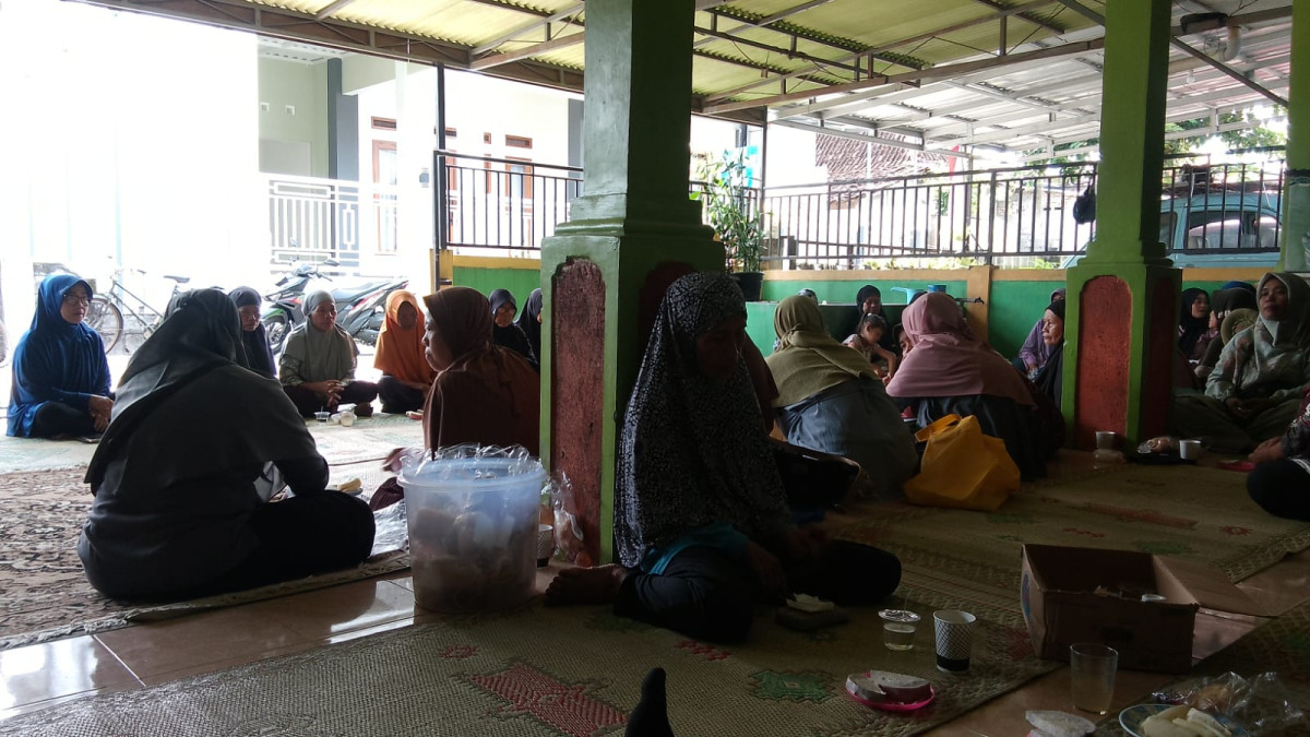Kegiatan pertemuan rutin ibu ibu PKK di rumah ibu temenirah acara  arisan setiap bulan di lingkup RW 44 dan RW 45 dusun gebang padukuhan Jetis wedomartani